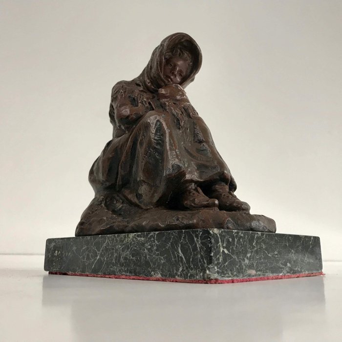 George Trinque (ca. 1844-1930) - Escultura, mujer joven descansando - Bronce (patinado) - Principios del siglo XX
