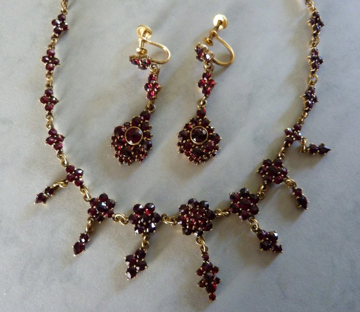 verguld old rose carved Bohemian garnet - Set, necklace and earrings with screw locks Bohemian grenade
