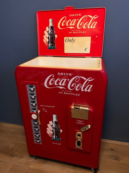 1 metrowa, duża, nostalgiczna lodówka chłodząca Coca Cola, na kółkach, od 1989 roku - plastik, żelazo, różne