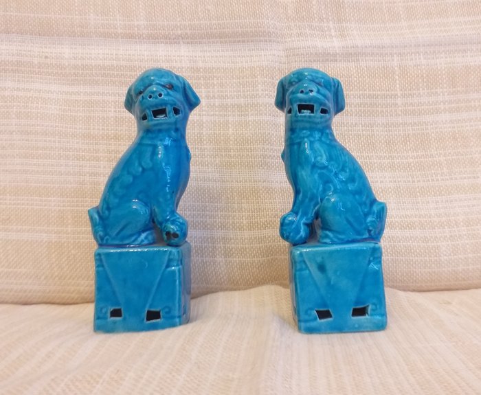 Deux chiens" Fo"  l'un en porcelaine bleue l'autre en pierre Art asiatique 