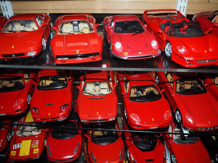 Bburago / Hot Wheels /  - 1:18 - Lot with 45 Ferrari models