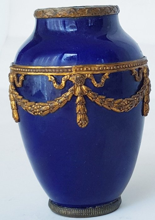 Paul Millet - Sevres - Vase, mit ormulu halterungen - .