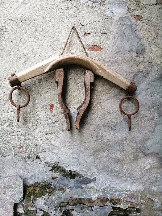 Ancient yoke for towing carts with oxen - Wood