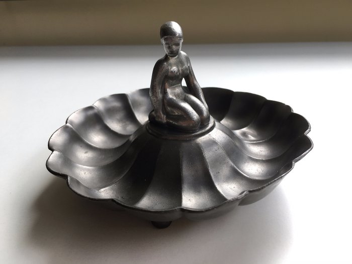 Just Andersen (1884-1943) - JUST Denmark - Art deco dish with sitting nude