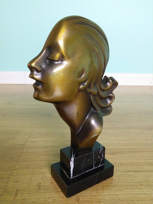 K. Hagenauer (Naar) - Immagine stilizzata testa di donna - Art Déco - Bronzo, Marmo
