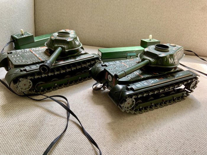 Masudaya, Modern Toys - 2x Blikken Tank M-40 met batterijmotor en afstandsbediening, jaren 60/70 - Japan