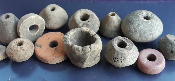 Prehistorisch, Neolithisch Keramiek Votive Earthenware Vessel and Clay Spindle Whorls Mix - (13)