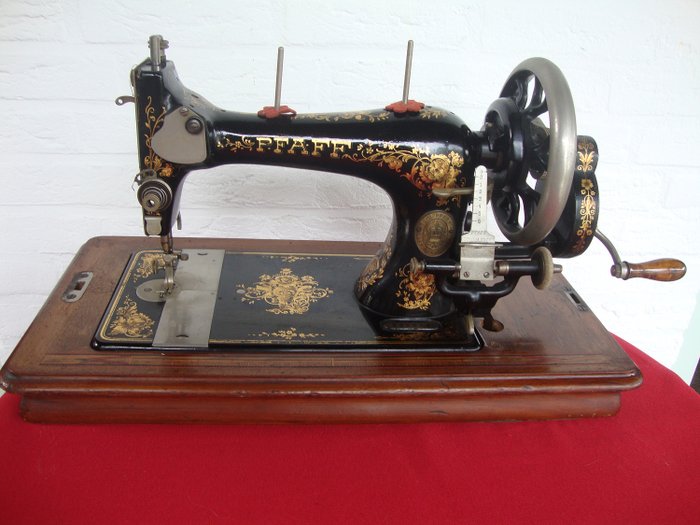 Pfaff - G.M.Pfaff in Kaiserslautern - Máquina de coser a mano con cubierta de polvo y hermosos dibujos en color dorado, ca.1900 - Madera - Cromo - Hierro