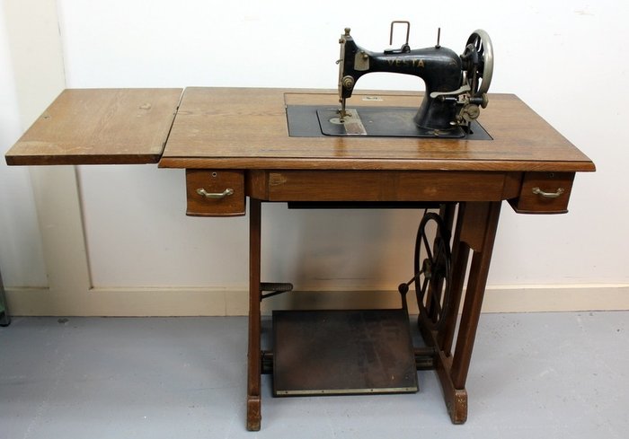 Vesta踏板缝纫机与缝纫台，1922年 - 木材和铸铁 - 浸泡状态下的楼梯机制。