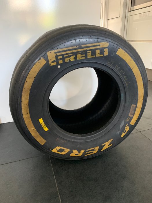 Formula 1 tire - Pirelli - Formule 1 band soft - 2016