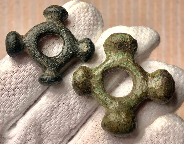 Keltische munten - Bronze Proto Money / Rouelle Or Wheel Money, 1st millennium BC (2x)