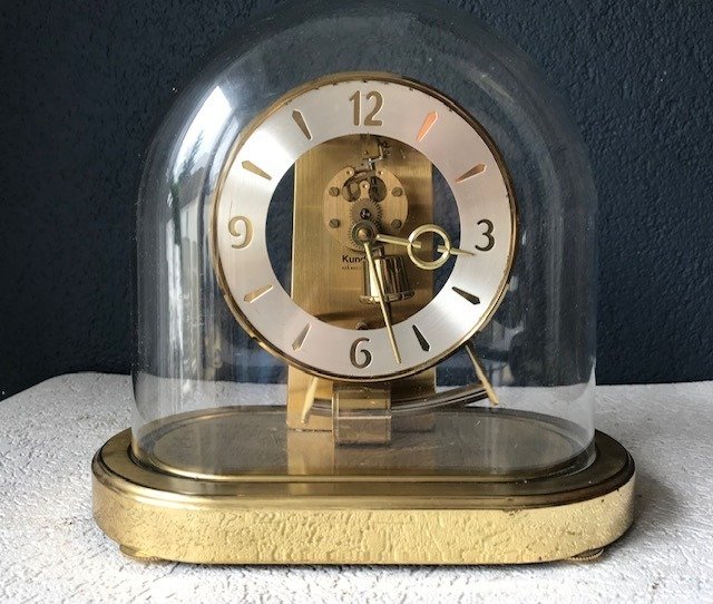 Horloge à impulsion magnétique sous la cloche - Kundo - 400 jours - Kieninger en Obergfell - Laiton, Plastique - Milieu du XXe siècle