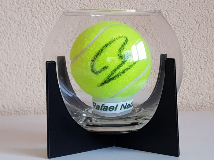 Tennis - Rafael Nadal - Ondertekend nieuwe tennisbal in display
