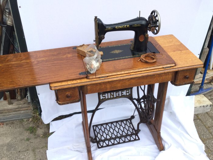 Singer 66K - A table sewing machine, 1930 - Iron (cast/wrought)