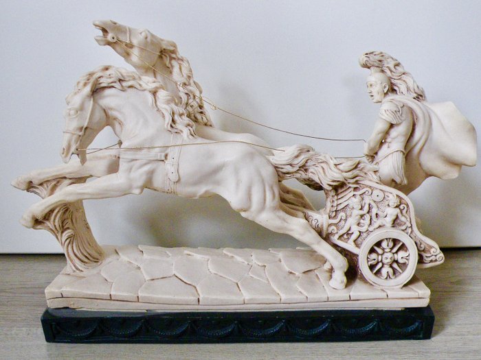 Piękny rzymski rydwan z rzymskimi i koniami - Wapień