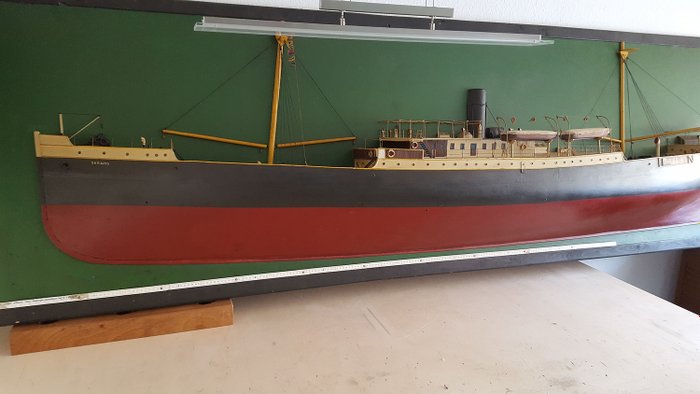 Maqueta de barco de medio casco, Modelo de gran astillero, poco menos de 3 metros. - Madera - mediados del siglo XX