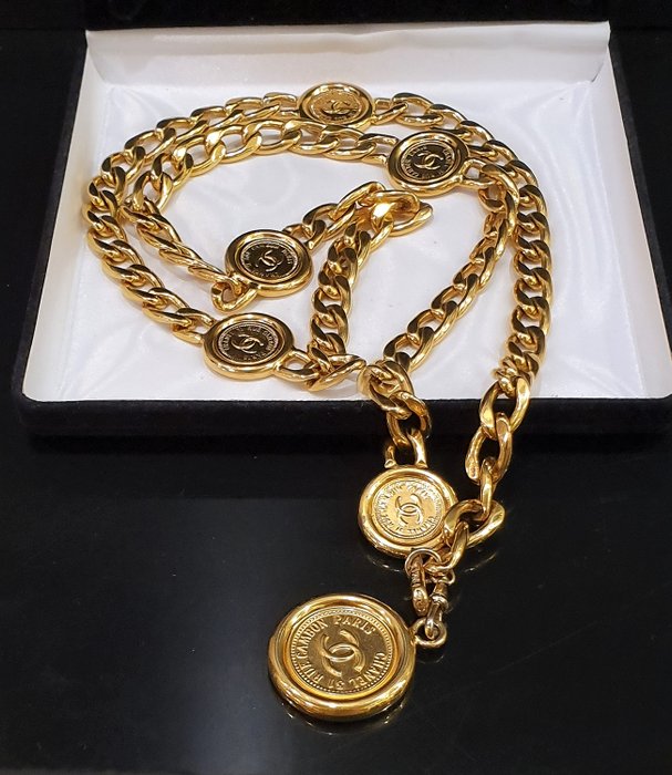 CHANEL  18kt gold plated CC logo 31 Rue Cambon Medallion Necklace/Belt