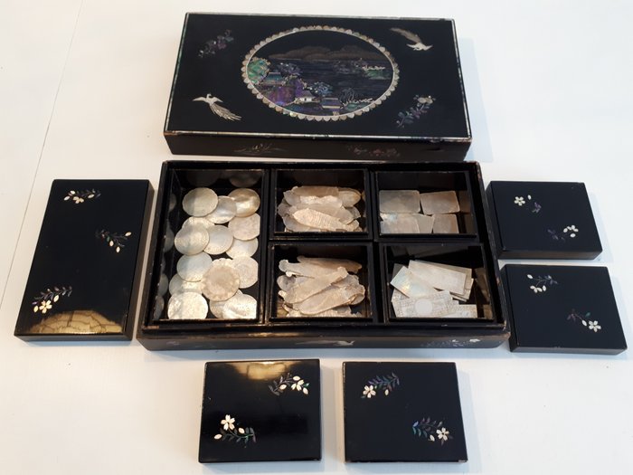 日本珍珠盒与中国珍珠母贝打芯片。 (80) - 木, 珍珠母 - 1920