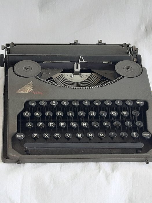 E.Paillard & Cie. E.A.Yverdon (Suisse) "Hermes Baby". - Schreibmaschine