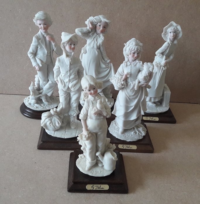 A. Belcari - Capodimonte - 6 figurek, sygnowanych - Porcelana