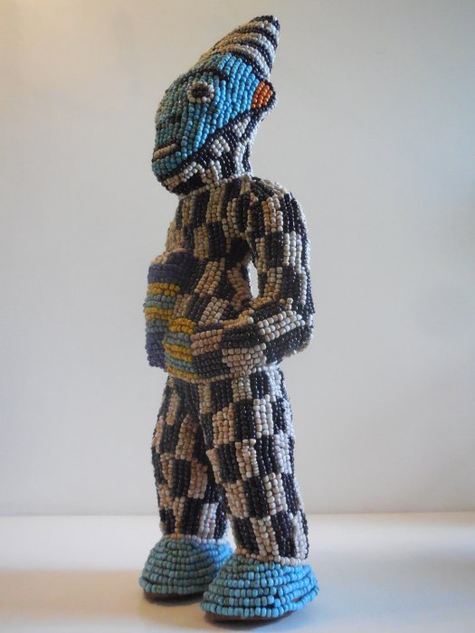 Bamileke-helmillä oleva patsas - Puuhelmet - Kamerun 
