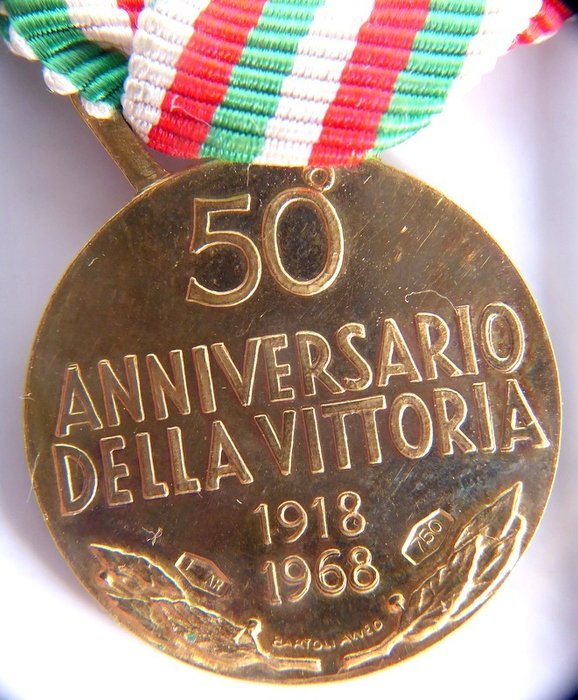 Italia - Medalla de oro 750, 50 ° primero XX (1ra guerra mundial) Aniversario de la victoria 1918/1968,
