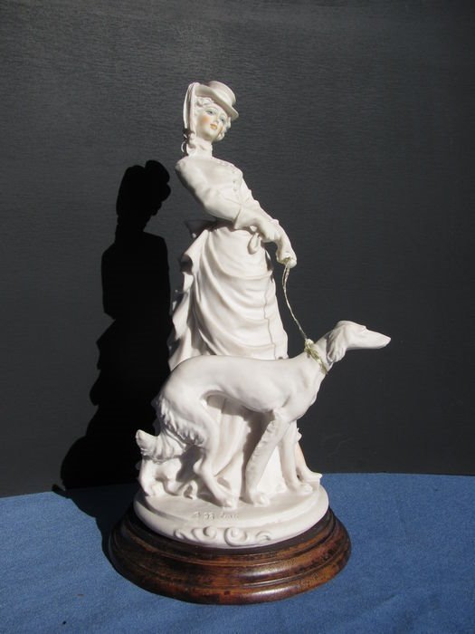 Bela escultura de BELCARI Audio em Porcelana sobre base de madeira (1) - Porcelana