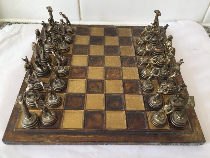 Juego de ajedrez pequeño firmado piezas de ajedrez de Grecia antigua - Bronce
