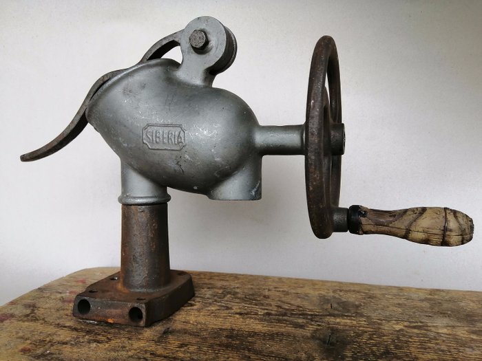 SIberia - Antique crank ice crusher - Aluminium, Iron (cast/wrought), Wood