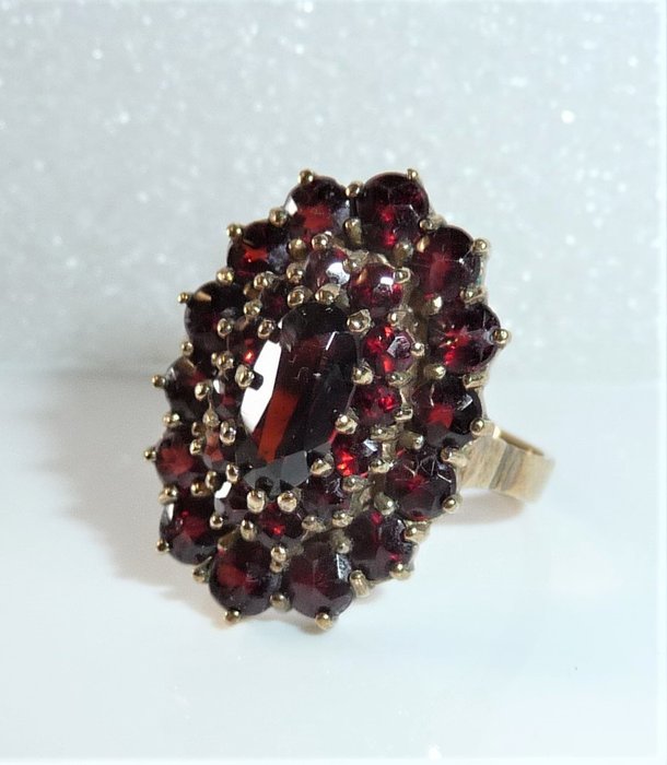 8 kt. Gold - Ring - 2.50 ct Antique Bohemian garnet in a pointed star cut