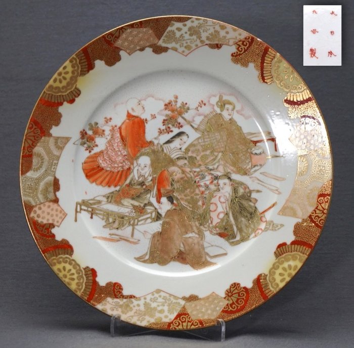 Assiette - Kutani - Porcelaine - Excellent painted - Rokkasen 六歌仙 (The Six Immortal Poets) - Marked 'Dai Nippon Kutani sei' 大日本九谷製 - Japon - Période Meiji (1868–1912)