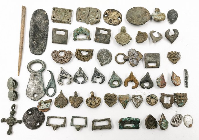 Era medieval vikinga Bronce Gran cantidad de artículos (colgantes, amuletos, joyas)