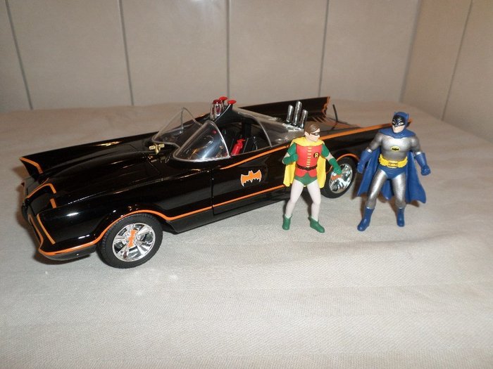 Image 2 of Jada Toys - 1:18 - Batmobile with figures Batman and Robin and lighting