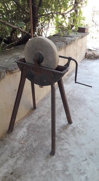 Gamle støbejern stående vandhjul - Folkekunst - Jern (støbt/smeltet), Sten (mineralsten)