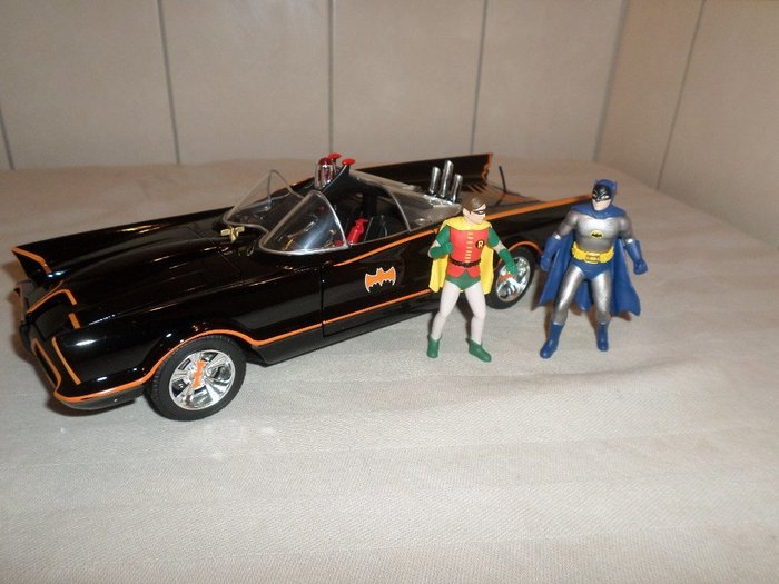 Image 3 of Jada Toys - 1:18 - Batmobile with figures Batman and Robin and lighting