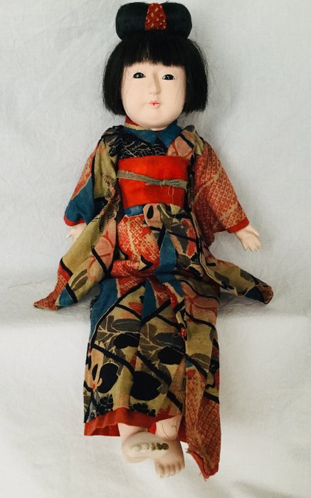 Antik japán baba igazi hajjal és üvegszemekkel - Gofun, Textile, Fa, Karton - Japán - Meiji period (1868-1912)
