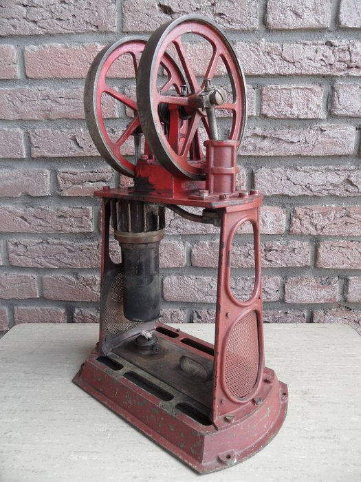 Antiker Heißluftmotor (Stirlingmotor) mit doppeltem Schwungrad - Stahl, Gusseisen