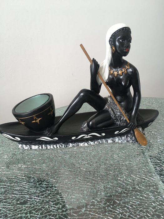 S. Melani - sculpture femme en barque Africain - Plâtre