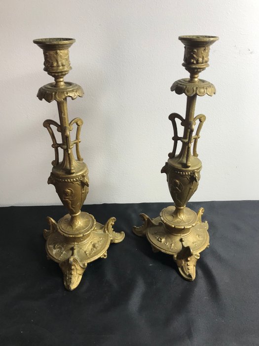 J-L. - Signé - Pretty pair of gold-regulating candlesticks - Gilt, Spelter