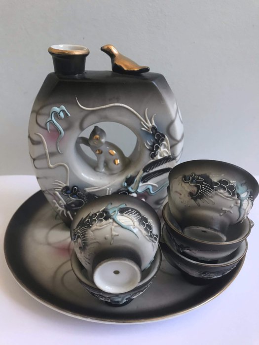 Sake set (8) - Kutani - Porcelain - Japan - Late 20th century