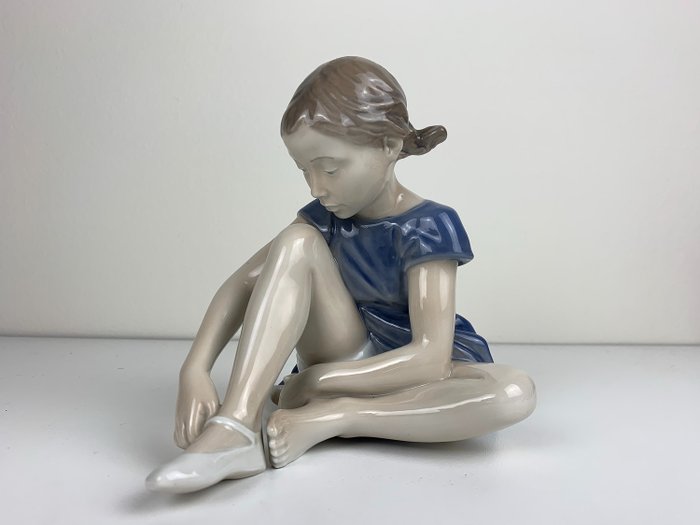 John Galster - Royal Copenhagen-Figurine av en balettdansare-dansk design - Porslin