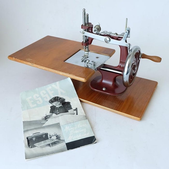 Essex MK1  - Mini máquina de coser vintage, años 50 - Madera y metal