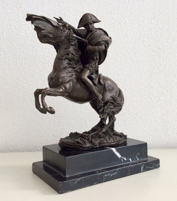 Pierre-Claude Gautherot ('Claude') - Sculpture of Napoleon on horseback crossing the Alps - IJzer (gegoten/gesmeed), Marmer