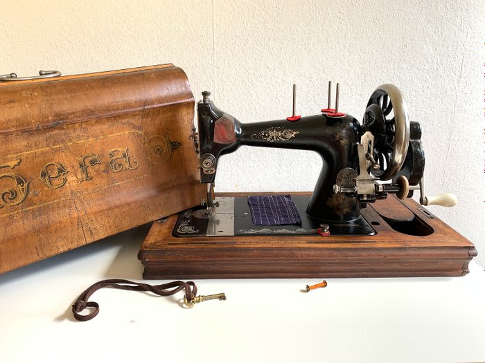 Winselmann - Hera - Una macchina da cucire con coperchio antipolvere in legno, serratura e chiave. - Ferro (ghisa/battuto)