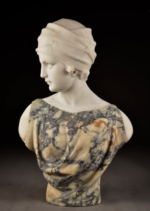 Guglielmo Pugi (1870-1915) - Vaikuttava (60 cm) marmorinen kaksivärinen naisten rintakuva (1)
