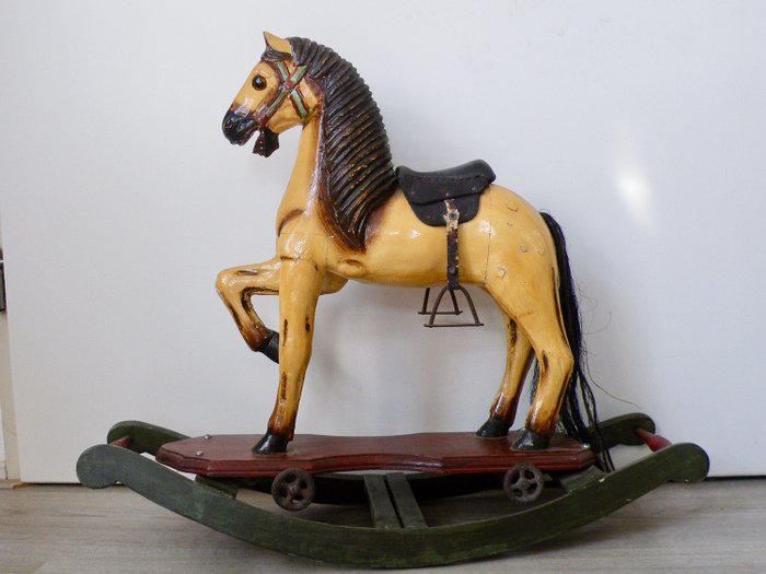 Lindo cavalo de balanço antigo - Madeira