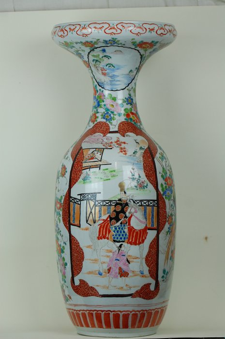 Monumental Japanese vase - Arita - Porcelain - Shogun, peacocks, flowers and deer - Marked 'Hichozan Shinpo zo' 肥蝶山信甫造 - Japan - Meiji period (1868-1912)