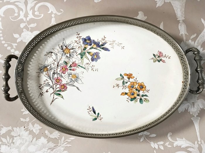 Old majolica porcelain tray with metal frame. - Porcelain, Majolica numbered in the base.