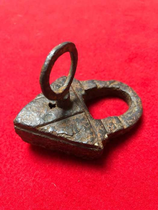 Padlock gothic triangle castle padlock medieval (1) - Iron (wrought) - 16th century