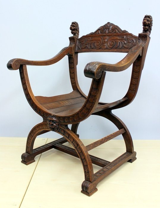 Cadeira Dagobert com cabeças de leão - Carvalho - século XIX